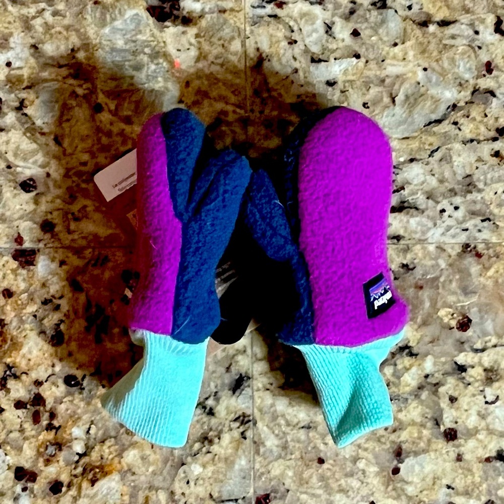 Patagonia Newborn Fleece Mittens. NWT